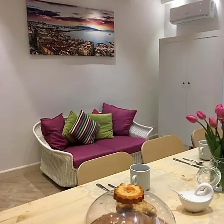 Alojamento de Acomodação e Pequeno-almoço La Scalinata Di Chiaia 3*