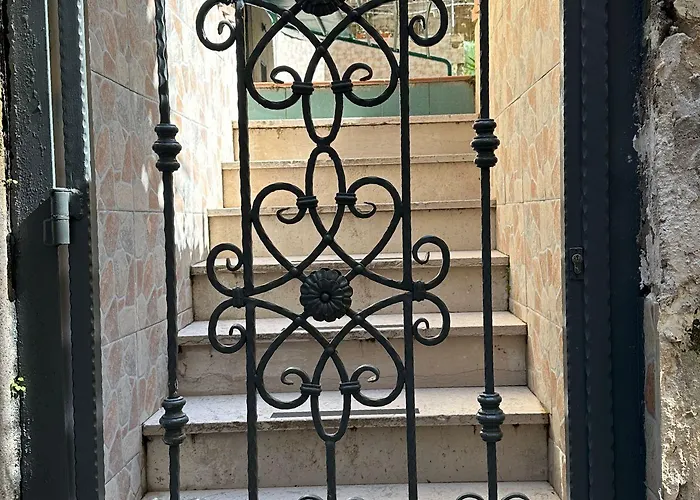 La Scalinata Di Chiaia 3* 나폴리
